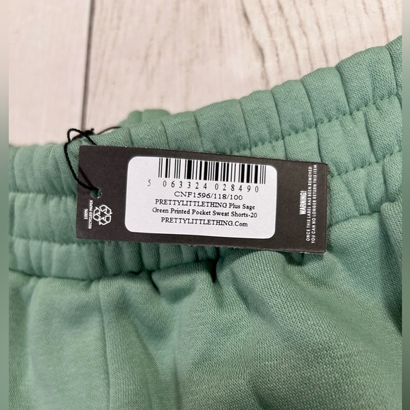 PrettyLittleThing Green Women's Shorts - Picture 2 of 2